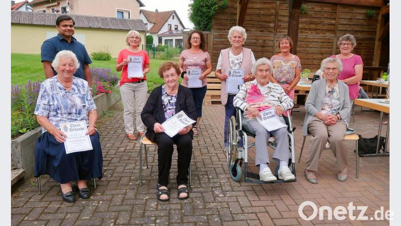Pater Martin (hinten links) und das Vorstandsteam des Müttervereins Friedenfels, Irene Hasenfürter und Monika Seidel (hinten, von rechts), gratulierten den Vereinsjubilaren mit Urkunden und einem kleinen Geschenk. Anna Rückerl (vorne, Zweite von rechts) gehört dem Verein bereits seit 75 Jahren an. Bild: bsc