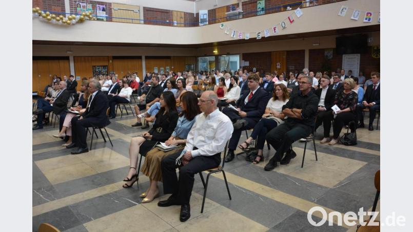 Blick in die Aula des Otto-Hahn-Gymnasiums: Zur Abiturfeier waren die 80 Absolventen mit ihren Eltern eingeladen. Bild: jr