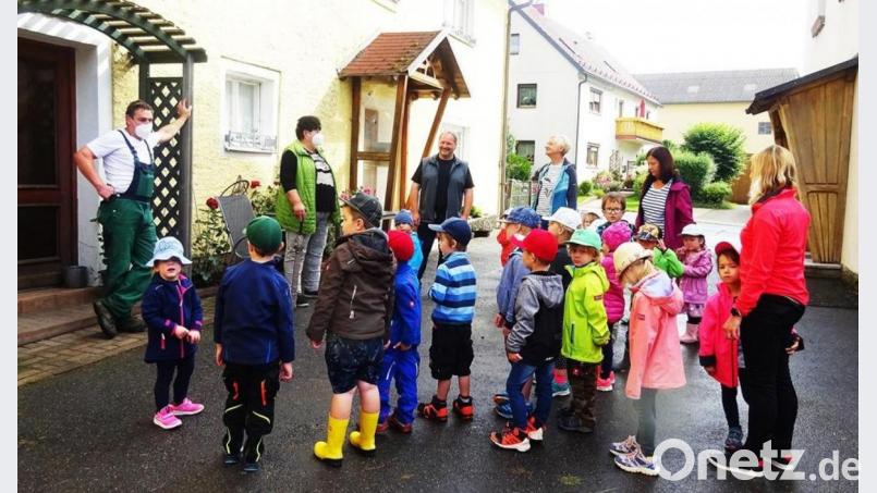 Johannes Besold (links) hatte zwei Gruppen des Brander Kindergartens Don Bosco zu Gast. Auch Bürgermeister Bernhard Schindler (Mitte) war dazu eingeladen und freute sich über das Interesse der Kinder an der Landwirtschaft. Bild: ld