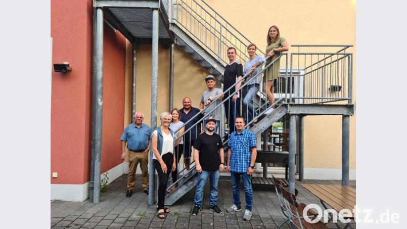 Die nächste Generation ist bereit, die Siedlergemeinschaft neu zu beleben: Auf der Treppe abwärts: Vorsitzende Madline Schwaiger, Stellvertreterin Sabine Wendt, Kassier Stefan Tauber, Michael Fenzl (als Vertreter für Ehefrau und Schriftführerin Elena), Beisitzer Florian Placzek, Beisitzerin Sarah Hutzler und ehemaliger Vorsitzender Udo Greim. Vor der Treppe von links: zweite Bürgermeisterin Anita Stauber, Beisitzer Stefan Adelhardt und Stefan Schreml. Bild: sne