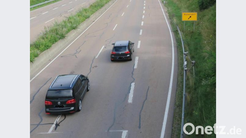 Kaum sichtbar hinter der Leitplanke sind die kabellosen Messgeräte der neuesten Generation postiert. Wird die zulässige Höchstgeschwindigkeit überschritten, löst ein "Blitzer" aus. Bild: Hirsch