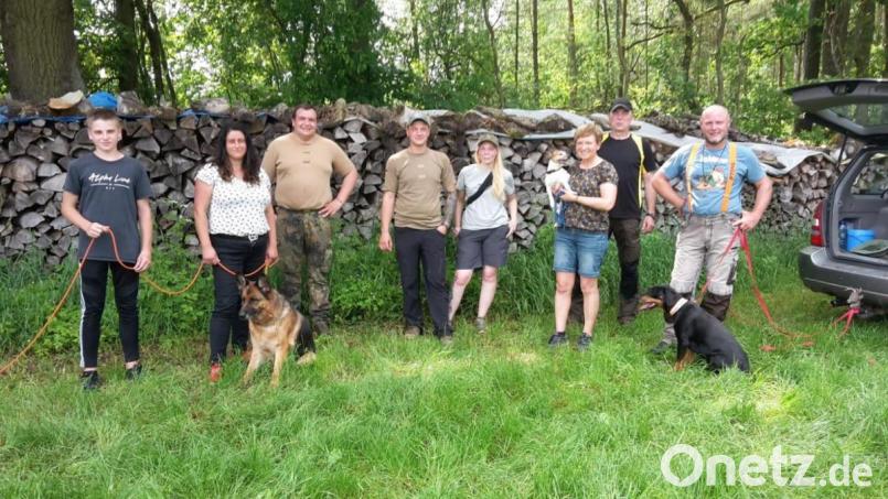 Der Hundeverein Hirschau unterstützt Jagdpächter bei einer Rehkitz-Rettung. Bild: exb