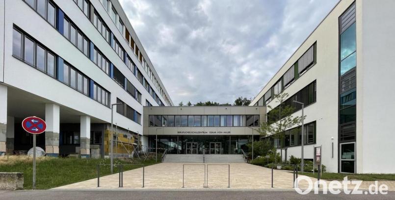 Nach den Abschlussprüfungen sollen die Arbeiten am Pausenhof des Beruflichen Schulzentrums in Schwandorf wieder aufgenommen werden. Bild: Götz