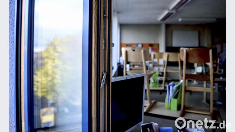 Ein Fenster in einem Klassenzimmer ist zum Lüften geöffnet. Der Gemeinderat Vorbach beschäftigte sich in seiner Sitzung mit einer Alternative dazu sowie zu mobilen Lüftern und Luftreinigungssystemen. Symbolbild: Britta Pedersen/dpa
