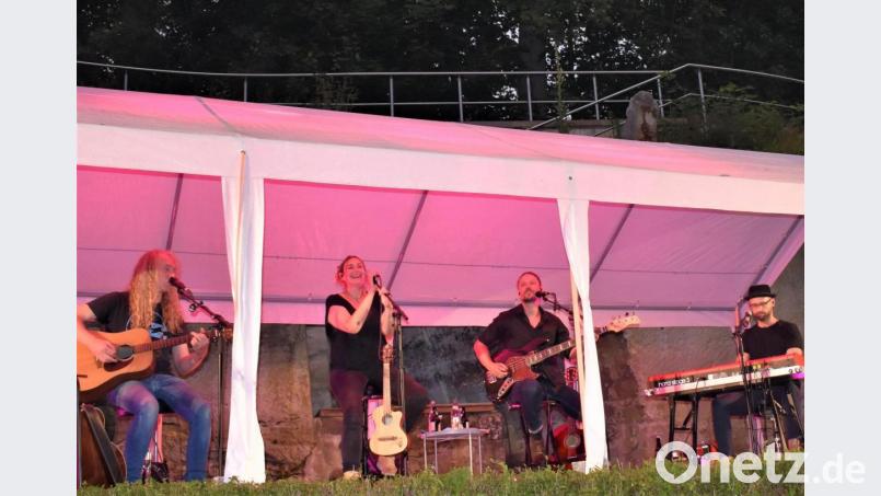&quot;Susi &amp; die Spießer&quot;: Jochen Goricnik und Ehefrau Susi, Jörg Willms und Sebastian Stitzinger bringen die Grafenwöhrer Naturbühne zum Glühen. Bild: rgr