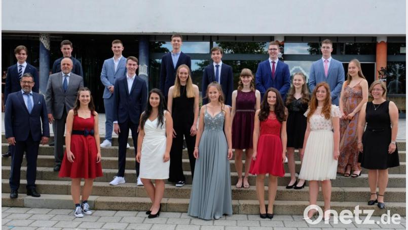 Die 18 besten Absolventen des Gymnasiums Eschenbach mit einer Note bis 1,5 mit Oberstufen-Koordinator Robert Kreuzer, Schulleiter Peter Schobert (Zweiter und Dritter von links) und Oberstufen-Koordinatorin Kerstin Eckert (rechts). Bild: do