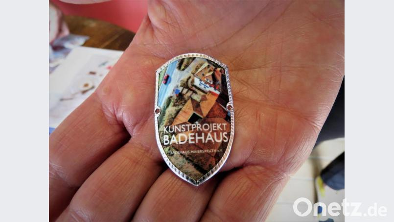 Auch Kleines findet bei der Installation Beachtung. Das ist ein sogenannter &quot;Stocknagel&quot;. Viele Wanderer sammeln diese Wappen auf ihren Wanderstöcken als Nachweis, wo sie überall unterwegs waren. Bild: ubb