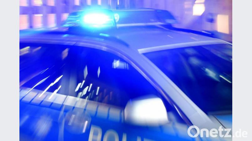 Ein Streifenwagen der Polizei steht mit eingeschaltetem Blaulicht auf der Straße. Foto: Carsten Rehder/dpa/Illustration Bild: Carsten Rehder