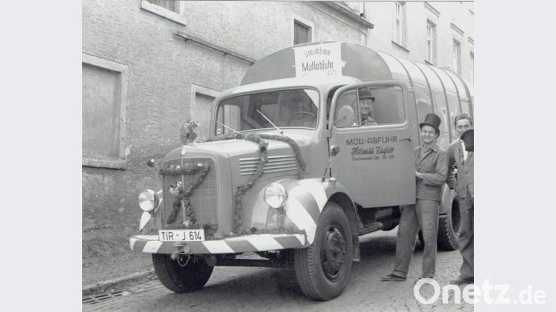Nur eins von über 1.000 Fotomotiven: Die erste Fahrt der staubfreien Müllabfuhr im Oktober 1960. Bis dahin wurde der Hausmüll mit einem Pferdefuhrwerk entsorgt. Bild: Archiv Polland