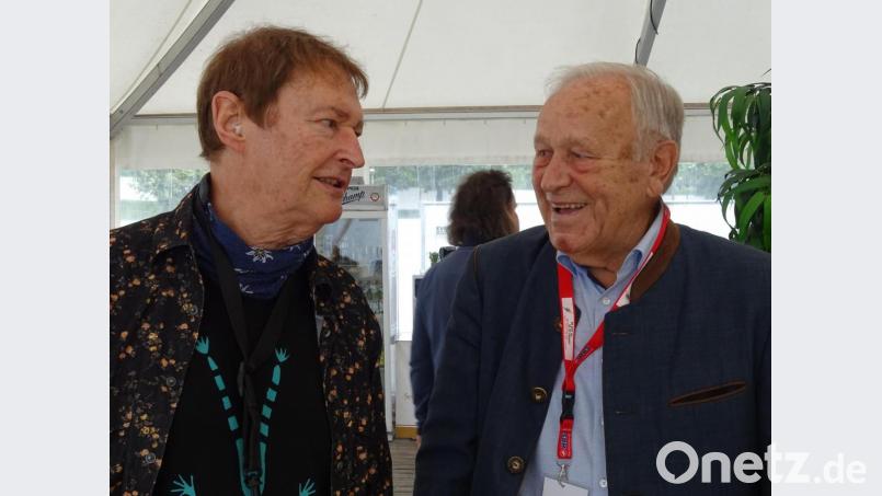 Eine Begegnung fast auf den Tag genau 35 Jahre nach dem
Anti-WAA-Festival: In Regensburg trafen sich Haindling-Bandleader Hans-Jürgen Buchner (76) und der heuer 90 Jahre alt gewordene ehemalige Schwandorfer Landrat Hans Schuierer (rechts). Bild: Houschka Bild: Houschka