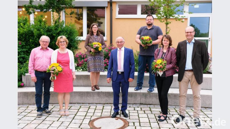 Coronabedingt 15 Monate nach Ende der Wahlperiode verabschiedete der Speinsharter Gemeinderat vier ehemalige Kollegen. Im Bild (von links) Gabi Müller mit Ehemann Georg, Barbara Müller, Bürgermeister Albert Nickl, Roland Lins sowie das Ehepaar Andrea und Werner Dobmeier. Bild: do