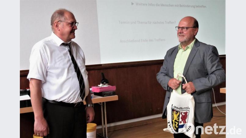 Herzlich verabschiedete der Kreisbehindertenbeauftragte Reinhard Schön den ehemaligen Sozialamtsleiter Wolfgang Jäger (v. li.) mit einem kleinen Geschenk und den besten Wünschen für den Ruhestand. Bild: ubb