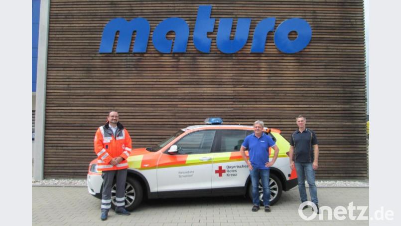 Über eine Spende in Höhe von 2.000 Euro für den &quot;Helfer vor Ort&quot; freute sich Wolfgang Lotter (links) von der BRK-Bereitschaft Pfreimd-Nabburg. Der Geschäftsführer der Maturo GmbH Gerhard Strehl (Mitte) überreichte sie zusammen mit dem Kaufmännischen Leiter Gerald Lösch (rechts) Bild: hir
