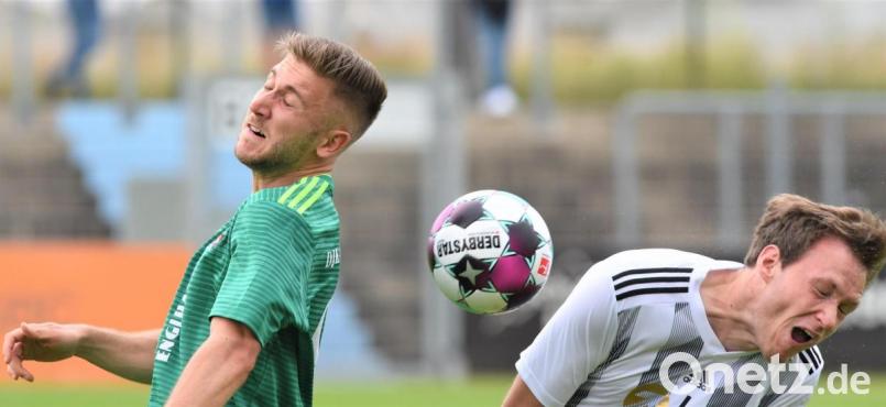 Kopfballduell zwischen dem Ammerthaler Manuel Geiger (links) und Sven Kopp von der SpVgg SV Weiden: Der Bayernligist entschied das Pokalspiel am Weidener Wasserwerk mit 2:0 für sich. Bild: Büttner, Gerhard