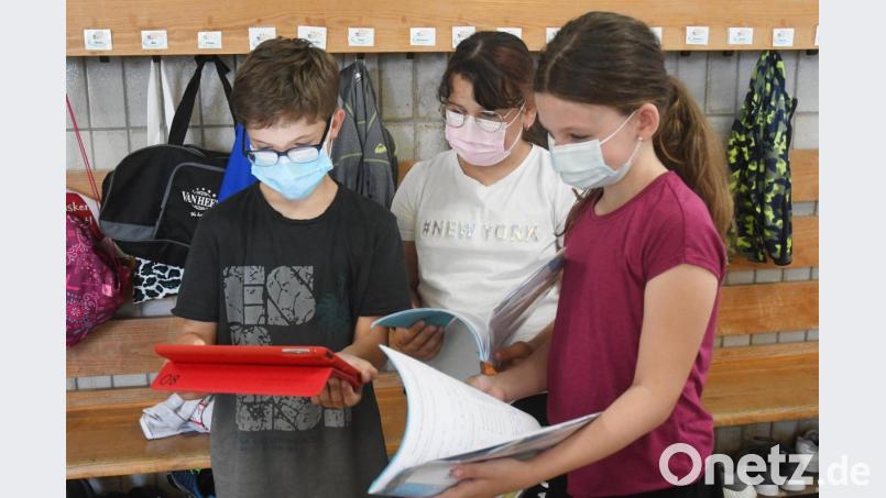 Die Viertklässler Laurenz, Emilie und Anna erarbeiten sich mit Tablet und Arbeitsblättern den Wasserkreislauf Bild: Gabi Schönberger