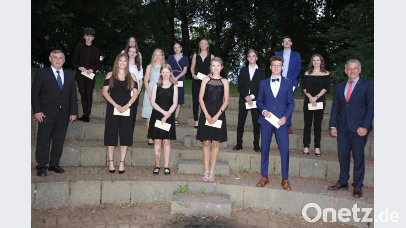 Die 13 besten Absolventen des Stiftland-Gymnasiums mit Melissa Müller (Dritte von rechts, vorne), die mit 1,0 abschloss, Oberstudiendirektor Albert Bauer (links) und Landrat Roland Grillmeier (rechts). Bild: kro