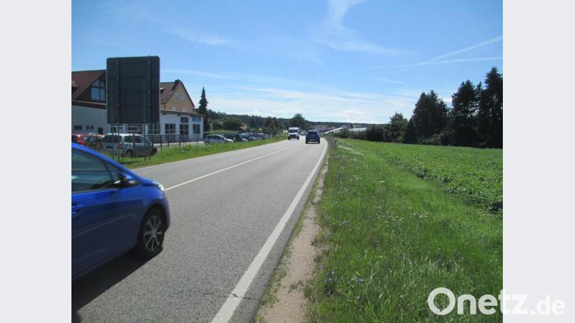 Das Staatliche Bauamt hat für die lang geforderte Linksabbiegespur auf der B 85 bei Heselbach (links) den nötigen Grunderwerb vollzogen. Das kann eine zeitnahe Realisierung des geplanten Linksabbiegestreifens in Höhe des Gasthauses Besenhardt nach sich ziehen. Bild:  Throner/exb