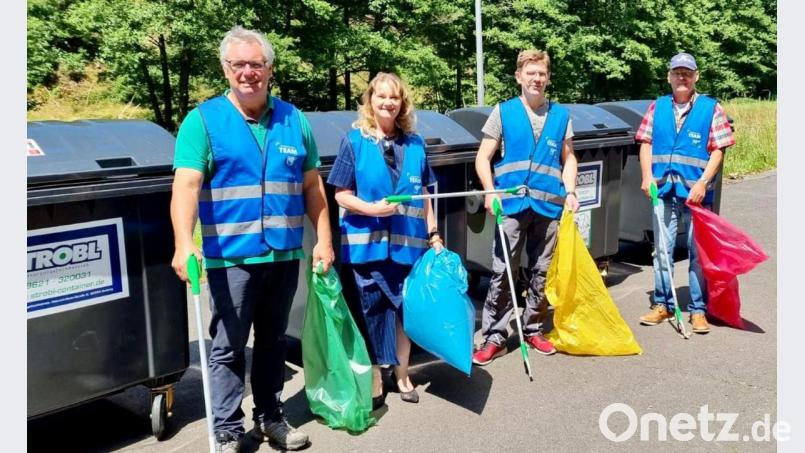 Warnwesten, Müllsäcke und Greifwerkzeuge: Bestens ausgestattet ging es zum Müllsammeln. Von links: Benno Schißlbauer, Petra Amann (BDS Regenstauf), Stefan Rehaber und Peter Wünschmann. Bild: gri