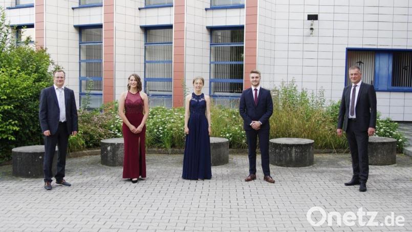Die drei Abiturbesten des JAS-Gymnasiums Nabburg waren in diesem Jahr Theresa Kurz (Notendurchschnitt von 1,0, Mitte), Magdalena Bauer (1,1, links) und Christian Feller (1,2, rechts). Schulleiter Christian Schwab (rechts außen) gratulierte gemeinsam mit Oberstufenkoordinator Stefan Schropp (links) zu dieser ausgezeichneten Leistung. Bild: Fröhlich/exb