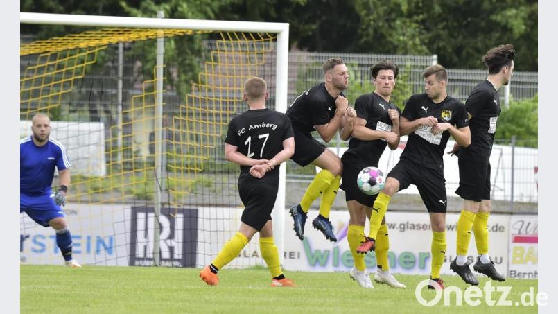 Lange Zeit stand die Amberger Abwehr, wie hier bei einem Freistoß vor dem Tor von Michael Heisig sicher. In der Schlussphase drehte allerdings der SC Ettmannsdorf die Partie und entschied das vorgezogene Landesligaspiel noch mit 3:2 für sich.n Bild: Hubert Ziegler
