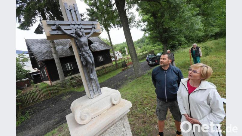 Stifter Stanislav Kučera und Marcela Brabačová betrachten das restaurierte Marterl. Bild: Martin Stolař/exb