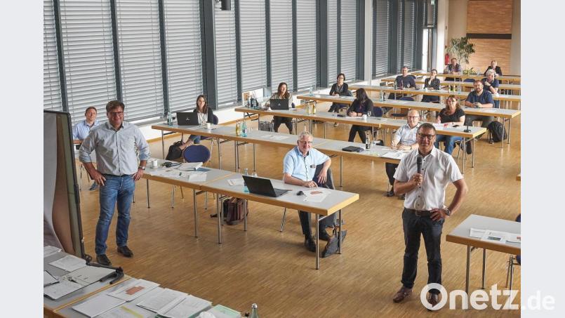Bauoberrat Frank Langguth (Zweiter von links) und Baudirektor Erik Bergner (rechts, mit Mikrofon) von der Schule für Dorf- und Landentwicklung Abtei Plankstetten moderierten den Workshop in der Stadthalle. Bild: Steinwald-Allianz/exb