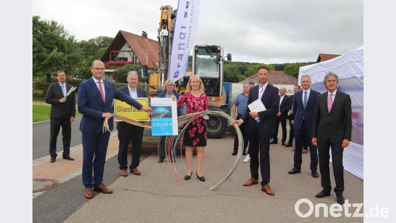Beim Startschuss für den Breitbandausbau (von links): Referatsleiter des Finanzministerium, Bernd Geisler, Finanz- und Heimatminister Albert Füracker, Landrat Richard Reisinger, Breitbandberater Andreas Frank, Bürgermeisterin Birgland, Brigitte Bachmann, Christian Brandl von der Firma Brandl Services GmbH, MdL Harald Schwartz und Regierungspräsident der Oberpfalz, Axel Bartelt. Bild: mfh