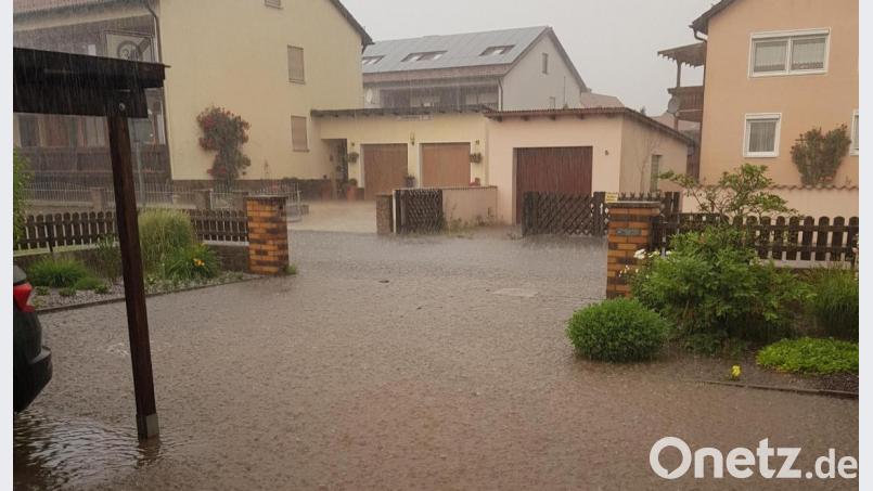 Auf einem Grundstück in der Schillerstraße sammelt sich bei Niederschlag Regenwasser von öffentlichem Grund. Bild: Florian Eibl/exb