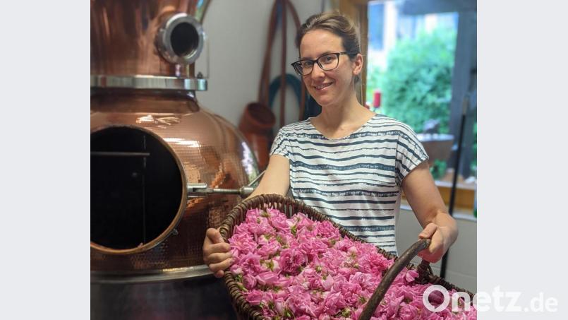In der Delikatessen-Manufaktur in Schwarzenfeld wird in der eigenen Brennerei aus historischen Damaszener-Rosen ein bayerisches Rosenwasser destilliert. Bild: Graf/exb