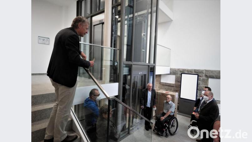 Bürgermeister Lothar Müller (links) zeigte den Behindertenbeauftragten im Landkreis unter anderem die neue Liftanlage im Rathaus. Bild: ubb