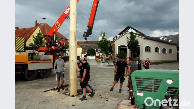 Das Baumaufstellen ließen sich die Pirker nicht nehmen. Schnell musste es gehen, und Tanzen war in diesem Jahr auch nicht drin. Bild: zer