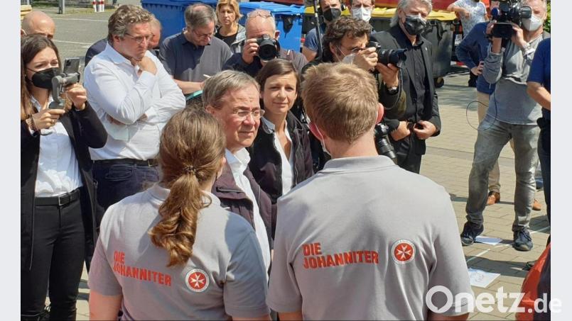 Helfer der Johanniter aus dem Landkreis Schwandorf erläutern Ministerpräsident Armin Laschet und Bürgermeisterin Carolin Weizel die aktuellen Einsatz-Aufgaben. Bild: Andreas Kramer/exb