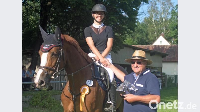 RCW-Vorsitzender Adalbert Steiner gratuliert dem Siegerduo. Bild: otr