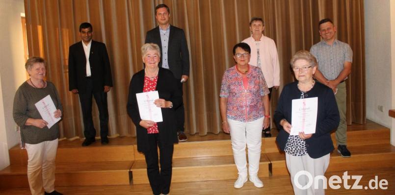 Die Geehrten (vorne, von links) Annemarie Popp, Marianne Schmidt, Teamsprecherin Marita Kuchenreuther und Erika König sowie
(hinten, von links) Pater Anthony, Bürgermeister Wolfgang Söllner, Christa Schiener und Diözesansekretär Markus Nickl. Bild: soj