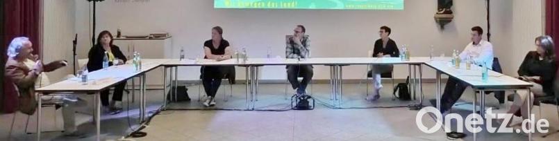 Auf Einladung der Nittenauer Landjugend diskutierten am Samstag die Bundestags-Direktkandidaten (von links) Manfred Preischl, Linke, Marianne Schieder, SPD, Tina Winklmann, Grüne, Sönke Siebold, ÖDP, Ines Tegtmeier, FDP, Christian Schindler, FW, und Martina Englhardt-Kopf, CSU. Bild:  Nicolas Süß/exb