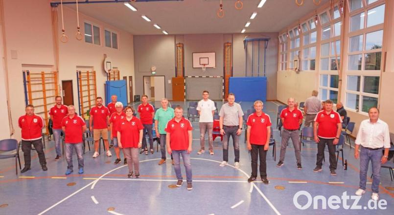 Die alte und gleichzeitig neue Vorstandschaft des FSV Waldthurn mit Vorsitzenden Peter Sollfrank (vorne Mitte) und den neuen FSV Jugendleiter Norbert Schmid (links vorne) Bild: fvo