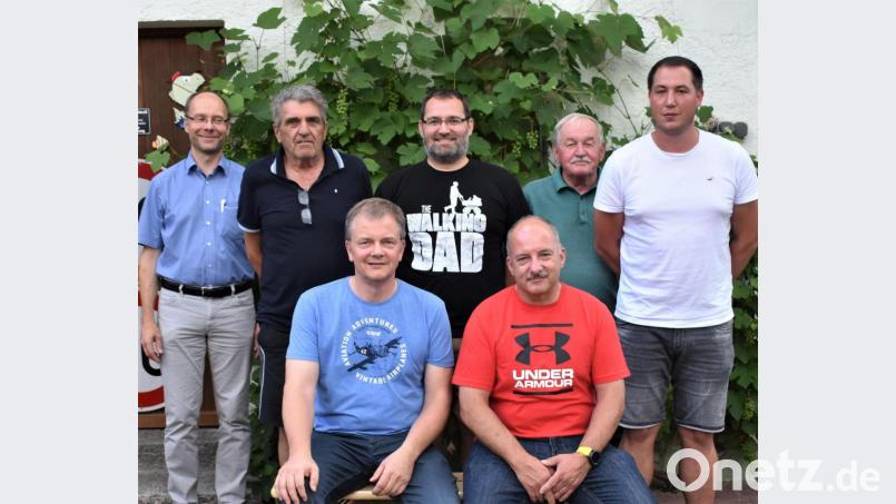 Thomas Schopf (vorne, links) wurde als Vorsitzender der Freien Wählergemeinschaft in seinem Amt bestätigt, ebenso Jürgen Kammerer als zweiter Vorsitzender (rechts, daneben.) Im Vorstand sind außerdem (hinten, von links): Christian Baumann, Gerhard Stümpfl, Alexander Stümpfl, Anton Suttner und Florian Meier. Bild: rgr