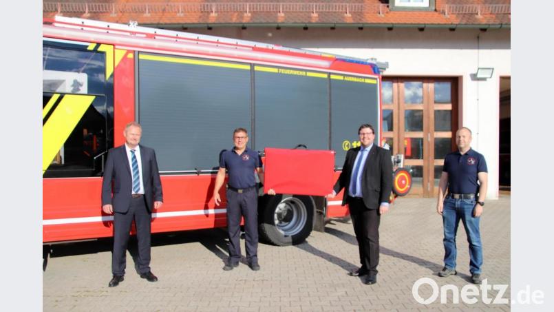 Bei der Übergabe des Rauchverschlusses (von links): Thomas Neukam, Sven Zocher, Tobias Wild und Michael Schmidt. Bild: jma