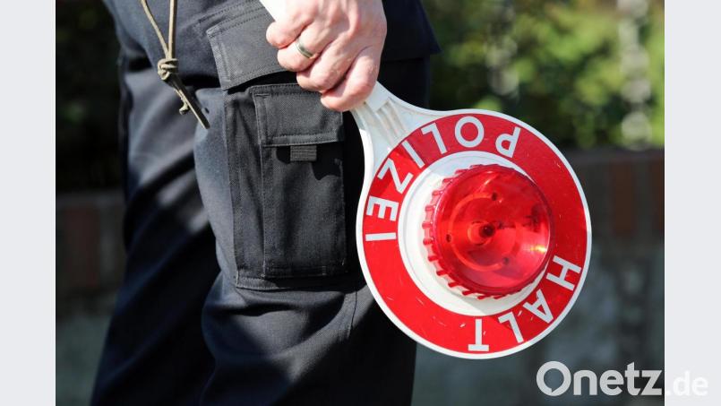 Bei Tageslicht fühlt er sich sicher. Bei Dunkelheit verliert ein betagter Autofahrer aber offensichtlich die Orientierung. Symbolbild: Marcel Kusch/dpa