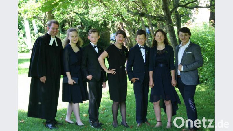 Pfarrer Andreas Kraft (von links) begleitete Julia Leupold, Daniel Neufeld, Saskia Herrmann, Magnus Korf, Nina Brodt und Jonantan Bayer bei der Konfirmation. Bild: fpoz