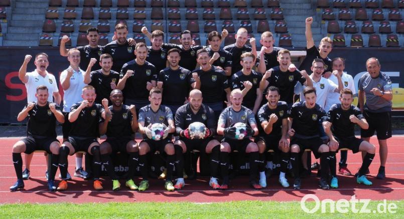 Teammanager Matthias Schmien (links stehend, weißes Shirt) und die Truppe des FC Amberg mit Trainer Karl-Heinz Wagner (rechts) sind euphorisch und zuversichtlich, dass die Crowdfunding-Aktion ein Erfolg wird. Bild: ref