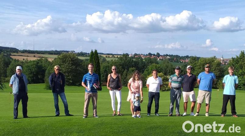 Die erfolgreichsten Teilnehmer des Wettbewerb um den Preis des Trainers Matthew Gatrall, von links Golfclub-Präsident Wolfgang Ries, Matthew Gatrall, Marian Ludwig, Anita Engmann, Veronika Volmutova, Alex Hofmann, Wolfgang Beer, Klaus Mayerhöfer, Otto Gradl und Benedikt Jesse. Bild: Golfclub Stiftland/exb