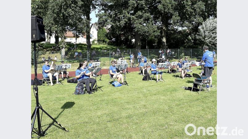 Auch einige Zaungäste hören dem Kleinen Nachwuchsorchester in den städtischen Grünanlagen zu. Bild: sck