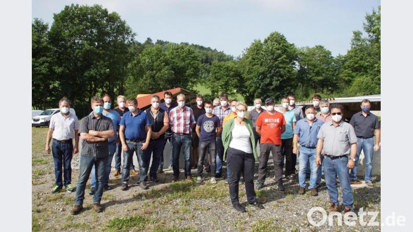 Die Klärwärter der Region Landkreis Schwandorf/Nord trafen sich zum Nachbarschaftstag an der Anlage in Weiding. Mit im Bild Bürgermeister Manfred Dirscherl (Zweiter von rechts) und Nachbarschaftslehrerin Erika Gröber von der Deutschen Vereinigung für Wasserwirtschaft, Abwasser und Abfall e. V. (DWA). Bild: mmj