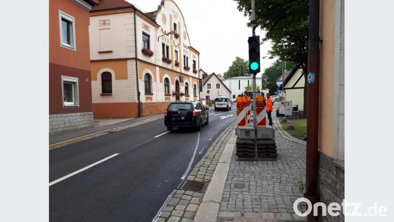 Der Verkehr in der Egerer Straße im Einmündungsbereich zur Münchenreuther Straße wird zurzeit mit Ampeln geregelt. Bild: pz