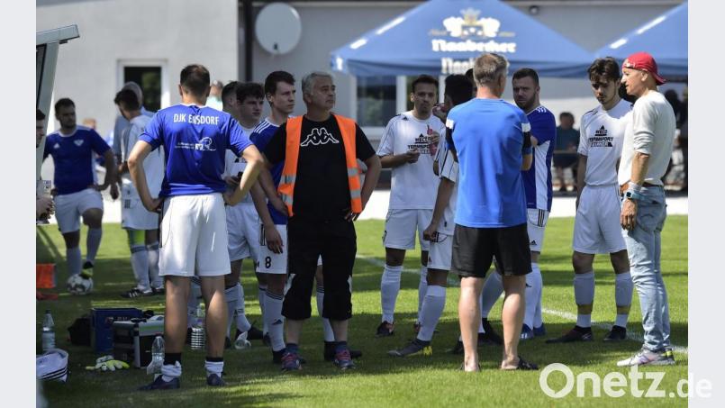 Sorgenvolle Mienen bei den Spielern der DJK Ensdorf. Torwart Maximilian Hauer wurde bei einem Zusammenprall in der 1. Minute mit einem Weidener Spieler schwerverletzt und verlor kurzzeitig das Bewusstsein. Bild: Hubert Ziegler