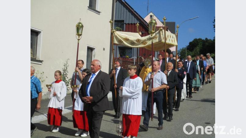 In der eucharistischen Prozession nach dem Festgottedienst zogen die Gläubigen durch das festlich geschmückte Dorf. Bild: bnr