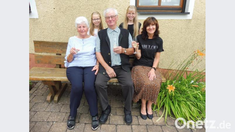 Eine große Ehre war für Hermann Dotzler und seine Ehefrau mit den Enkeln Linda und Jana (hinten von links) der Besuch von Dritter Bürgermeisterin Evi Höllerer (rechts). Bild: ibj