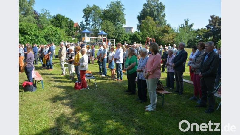 Rund 200 Gläubige waren zu einer Nachprimiz-Feier in den Mitterteicher Stadtpark gekommen. Bild: jr