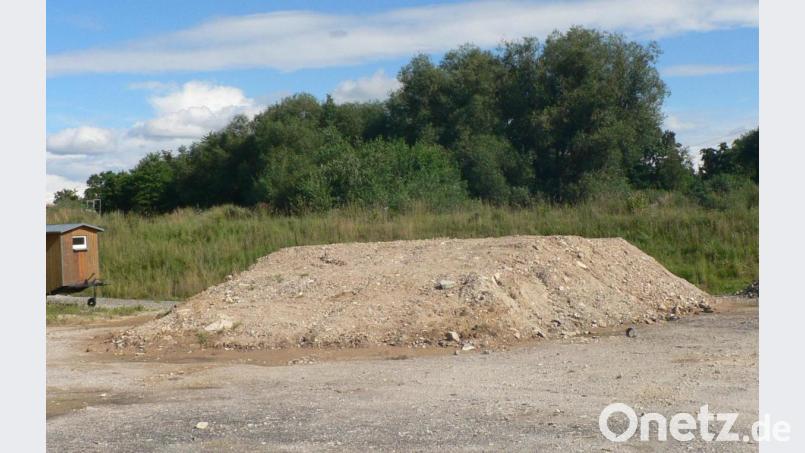 Der Erdaushub von der Baustelle in der Auerbacher Straße lagert derzeit am Bauhof. In der Abfallhierarchie wurde der Aushub nach der Beprobung unerwarteterweise als „Z2“ eingestuft. Bild: lep
